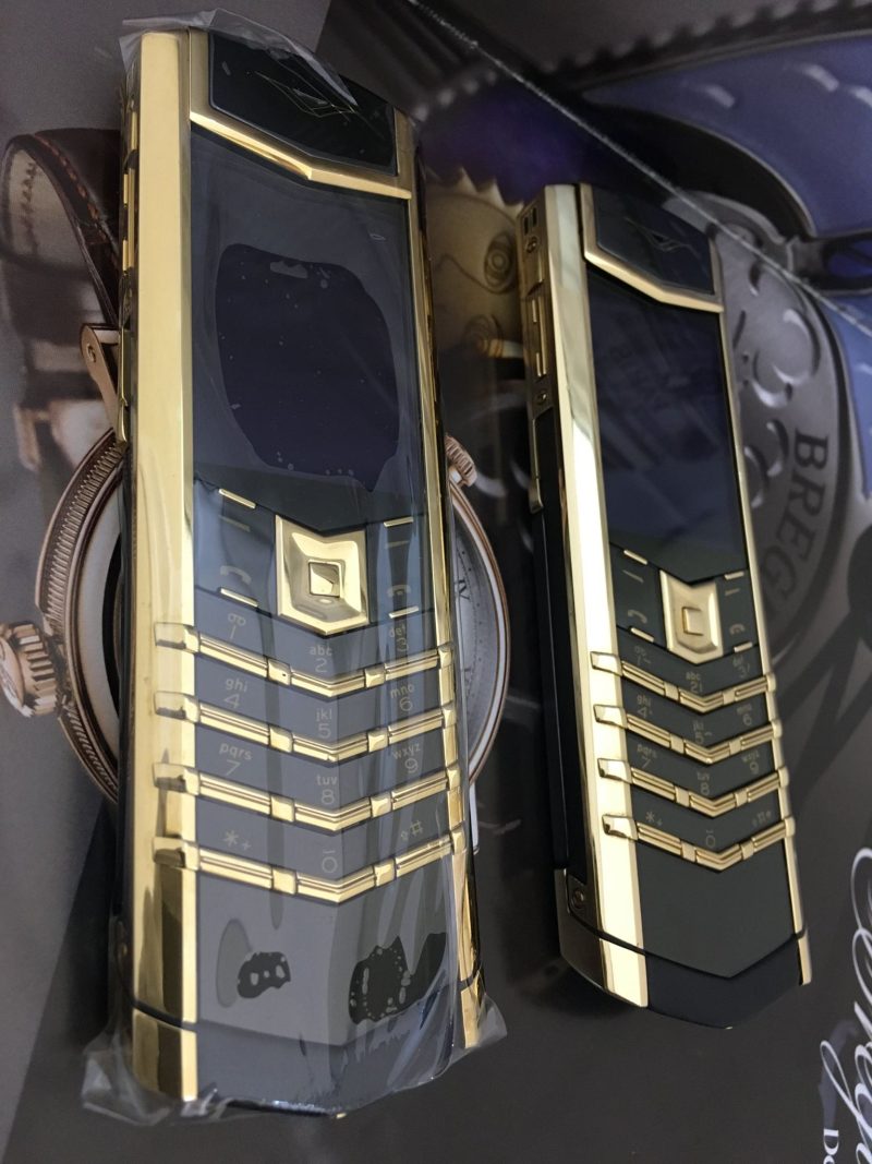 Vertu Signature S Yellow Gold, Black Ceramic back, Black Leather